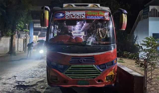 সাভারে চলন্ত বাসে ডাকাতি, যাত্রীদের মালামাল লুট