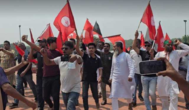 স্মৃতিসৌধে লাল পতাকা হাতে আ.লীগের পক্ষে মিছিল, আটক ৩