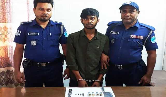 ওয়্যারড্রবে মিলেলে বিভিন্ন ধরনের গুলি, গ্রেপ্তার ১