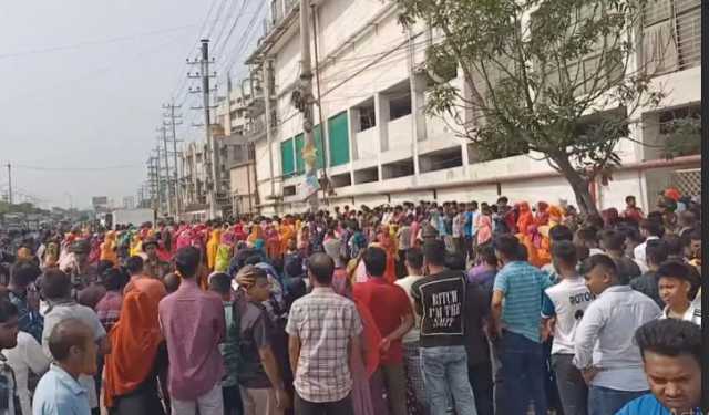 সাভারে বকেয়া পরিশোধ ও কারখানা খুলে দেওয়ার দাবিতে বিক্ষোভ