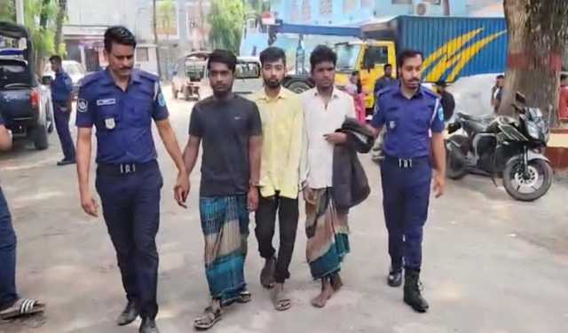 কভার্ডভ্যান চুরির পর টুকরো টুকরো করেন তারা