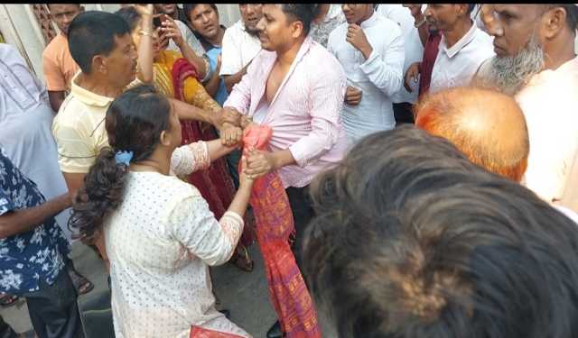 আদালতপাড়ায় এক হয়ে যুবককে পেটালেন সাবেক দুই স্ত্রী