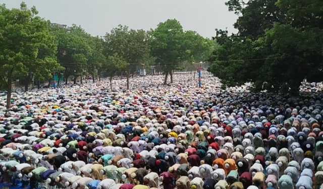 শোলাকিয়ায় ১৯৮তম ঈদের জামাত, ৫ লক্ষাধিক মুসুল্লীর নামাজ আদায়