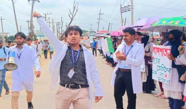 হাসপাতাল চালুর দাবিতে সুনামগঞ্জে মেডিকেল শিক্ষার্থীদের সড়ক অবরোধ