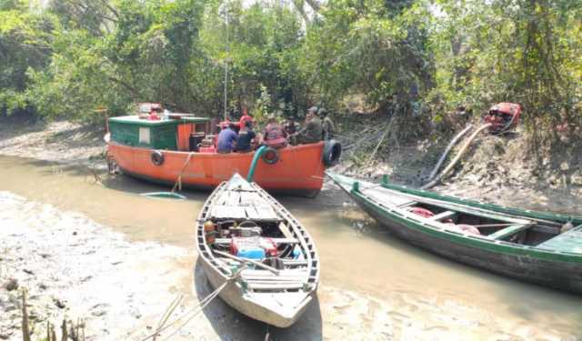 সুন্দরবনের আগুন নেভাতে জোয়ারের অপেক্ষা