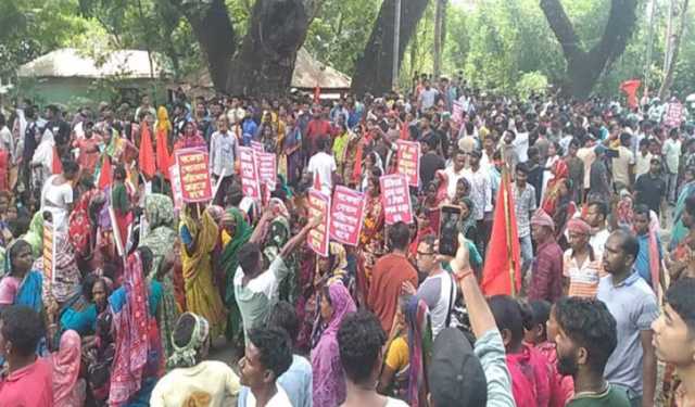 সিলেটে এয়ারপোর্ট সড়ক অবরোধ করে চা-শ্রমিকদের বিক্ষোভ