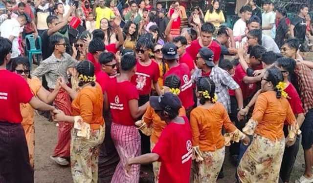 কুয়াকাটায় জলকেলিতে মাতলেন রাখাইন তরুণ-তরুণীরা