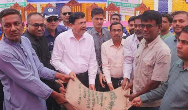 পাবনায় আত্মসমর্পণকারী চরমপন্থীদের চাল বিতরণ