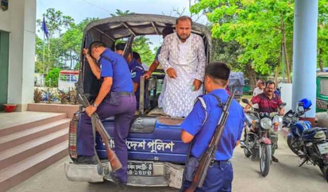 ৩ ইউপি সদস্যকে পুলিশে দিল জনতা