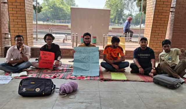 কাঁথা-বালিশ নিয়ে রাবি শিক্ষার্থীদের অবস্থান কর্মসূচি
