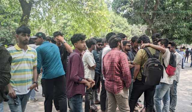 বহিরাগতদের নিয়ে রাবি ছাত্রদলের মিছিল, সাইকেল চুরির অভিযোগ
