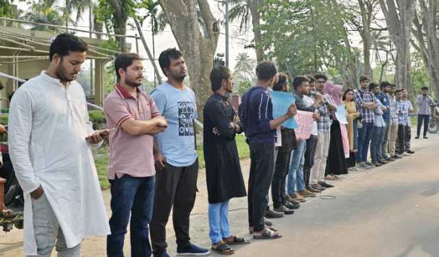 কুয়েট শিক্ষার্থীদের প্রতি সংহতি জানিয়ে রাবিতে প্রতিবাদী সমাবেশ