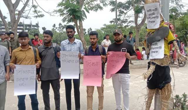 যৌন হয়রানি: ২ বেরোবি শিক্ষকের কুশপুত্তলিকায় জুতা নিক্ষেপ