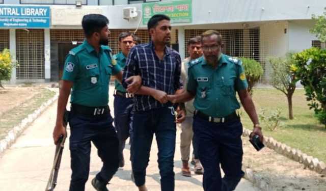 ছাত্র আন্দোলনে হামলা: রুয়েট কর্মকর্তাকে পুলিশে দিলেন শিক্ষার্থীরা