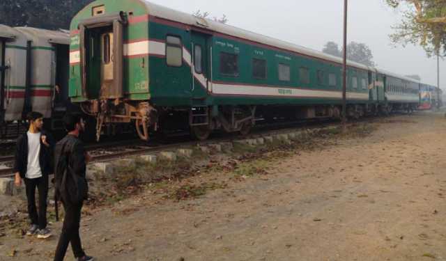 ২টি বগি রেখে চলে গেল সাগরদাঁড়ি এক্সপ্রেস