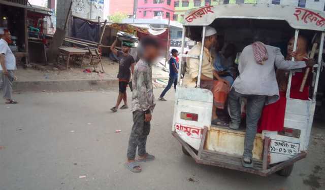 ছোট্ট হাতে সংসারের হাল