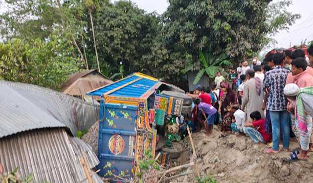 টাঙ্গাইলে ট্রাক নিয়ন্ত্রণ হারিয়ে বসতঘরে, ঘুমন্ত নারীর মৃত্যু