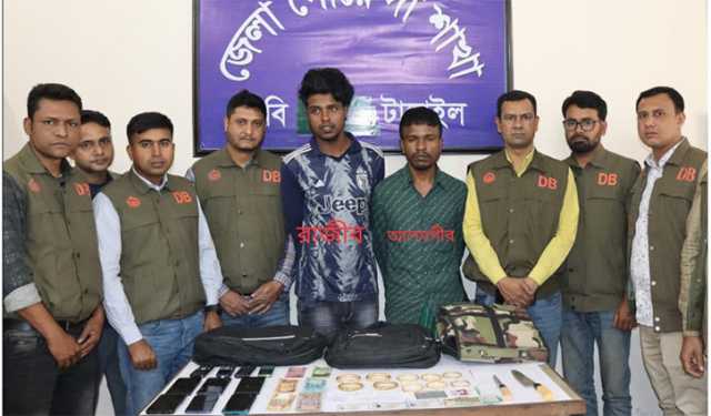 চলন্তবাসে ডাকাতির ঘটনায় দুই ভাই গ্রেপ্তার, লুন্ঠিত মালামাল উদ্ধার