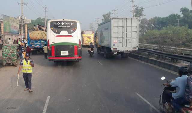 রাতে থেমে থেমে যানজট, সকালে স্বস্তি মহাসড়কে 