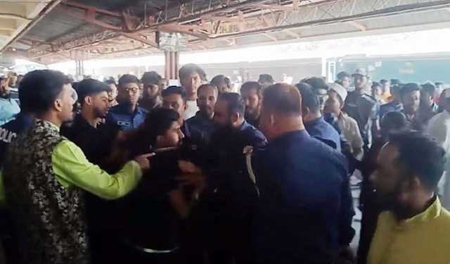 টিকেট কালাবাজারিদের বিরুদ্ধে মানববন্ধন, শেষ হলেই হামলা
