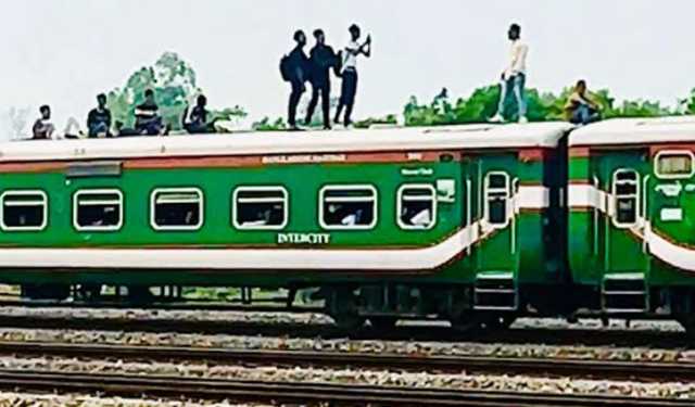 ছবি তুলতে গিয়ে ট্রেনের ছাদ থেকে পড়ে নিহত ২