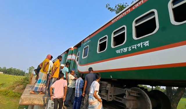 গাজীপুরে বগি লাইনচ্যুত, ১৪ ঘণ্টা পর ট্রেন চলাচল শুরু