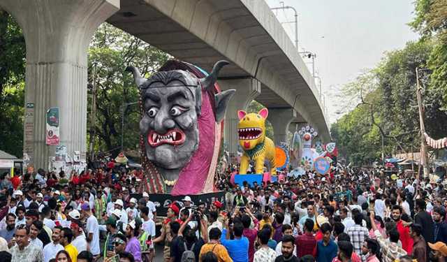 আনন্দ শোভাযাত্রায় ‘ফ্যাসিবাদের মুখাকৃতি’