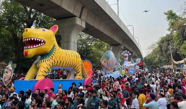 ‘উৎসবের উচ্ছ্বাসে আজ মেতেছে সারা দেশ’