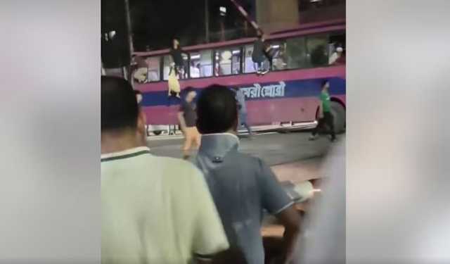 মগবাজারে রেললাইনে আটকে গেল বাস, অল্পের জন্য রক্ষা পেলেন যাত্রীরা 