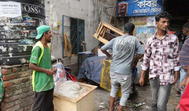 গুলশানে ডিএনসিসির অভিযান: ২০০ অবৈধ দোকান উচ্ছেদ