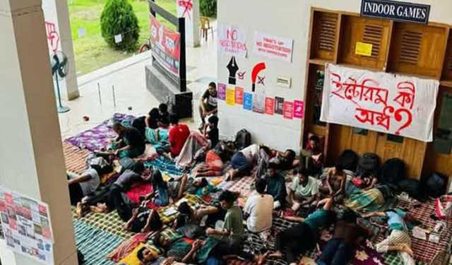 কুয়েট ভিসিকে অপসারণের দাবিতে আমরণ অনশনের ঘোষণা জাবি শিক্ষার্থীদের