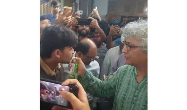 কুয়েট ভিসি-প্রোভিসিকে অব্যাহতির সিদ্ধান্ত, ৫৮ ঘণ্টা পর অনশন ভাঙলেন শিক্ষার্থীরা
