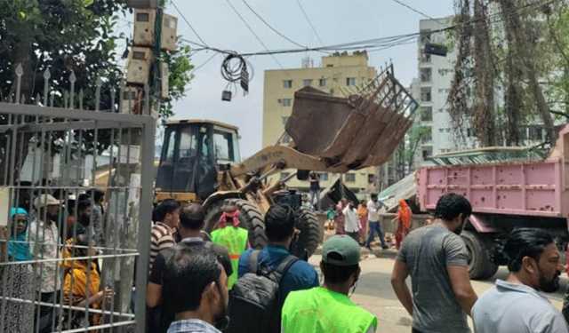 মিরপুরে রাস্তায় ৮টি অবৈধ গেট উচ্ছেদ