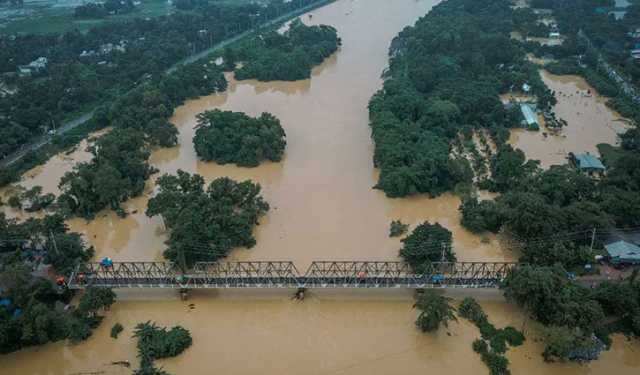 বন্যায় ক্ষতিগ্রস্তদের ঘরের চাবি তুলে দিলেন প্রধান উপদেষ্টা