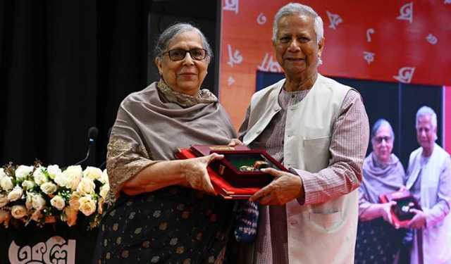একুশে পদক তুলে দিলেন প্রধান উপদেষ্টা