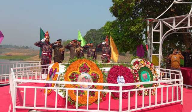 বীরশ্রেষ্ঠ মুন্সী আব্দুর রউফের সমাধিতে বিজিবির শ্রদ্ধা