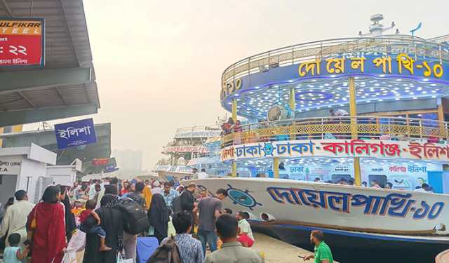 সদরঘাটে আজও ঘরে ফেরা মানুষের ভিড় 