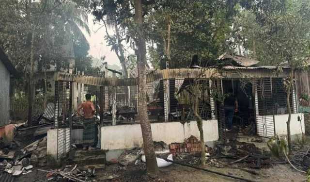 আনন্দ শোভাযাত্রায় মোটিফ বানানো চিত্রশিল্পীর বাড়িতে আগুন