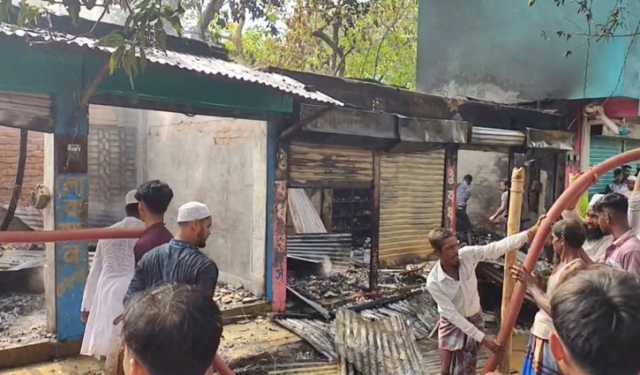 ঈদের দিন আগুনে পুড়ল ছয় দোকান