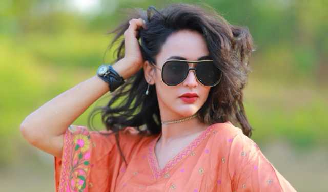 নায়িকাদের পায়ে পায়ে দোষ: অহনা