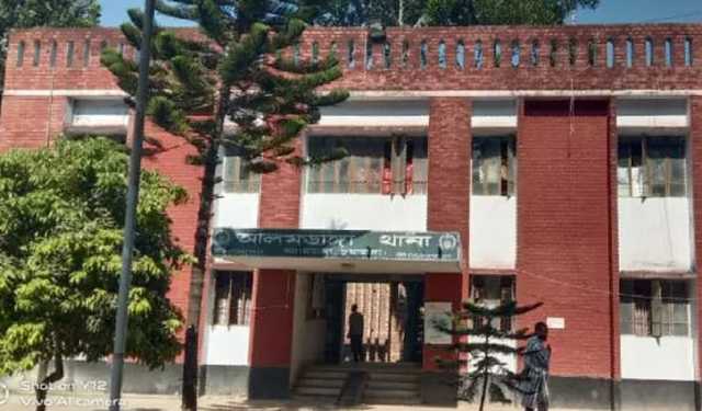 চুরির অপবাদে যুবককে গাছে বেঁধে নির্যাতন, শরীরে আগুন