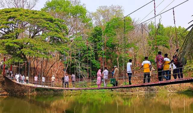 বান্দরবানের পর্যটনকেন্দ্রগুলোতে পর্যটকের ঢল 