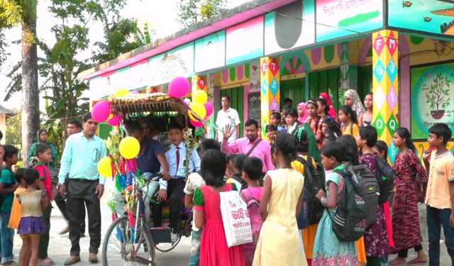 ফুলে সাজানো রিকশায় করে প্রধান শিক্ষকের বিদায়