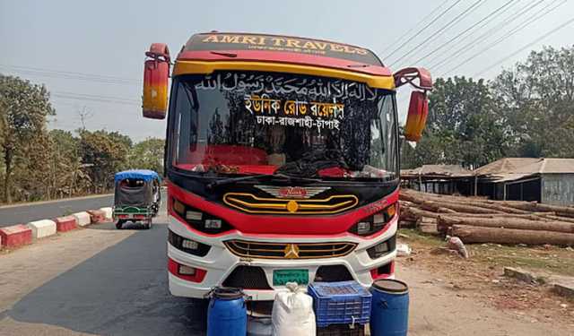 চলন্ত বাসে ডাকাতি ও শ্লীলতাহানি, গ্রেপ্তার ৩