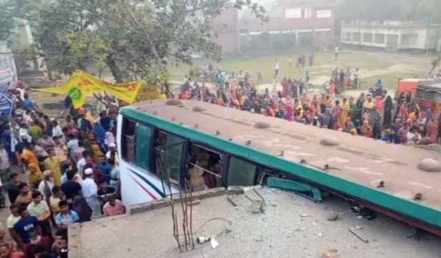 নিয়ন্ত্রণ হারিয়ে বাস ঢুকে পড়ল দোকানে, আহত ২০
