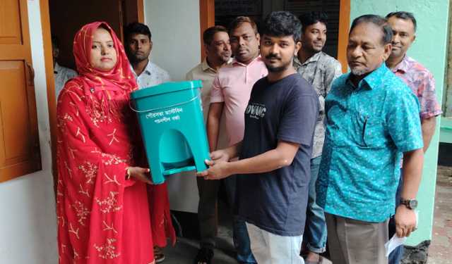 কর পরিশোধে মিলছে ডাস্টবিন