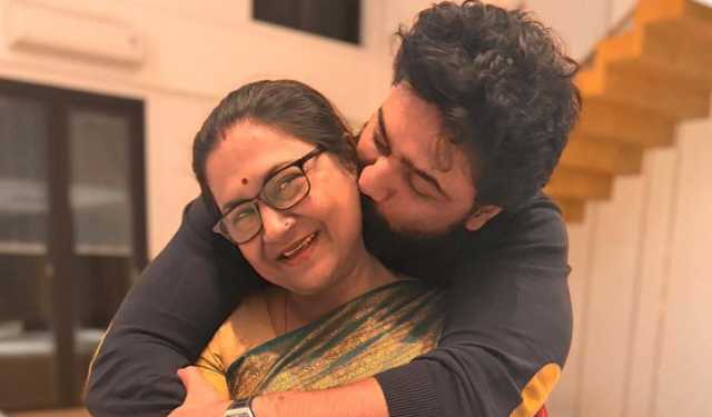কবে বিয়ে করবি, কবে বাচ্চা হবে, দেবের কাছে মায়ের প্রশ্ন