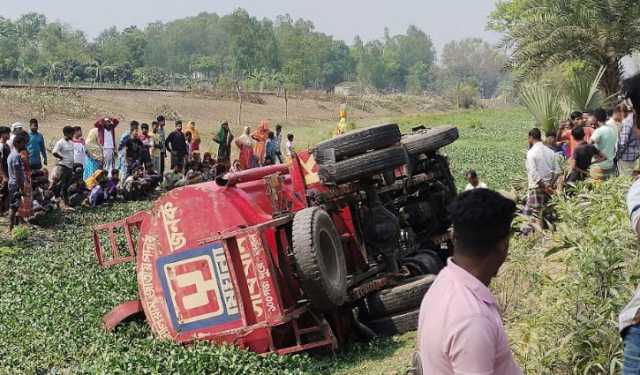 হিলিতে তেলের লরি খাদে পড়ে নিহত ২