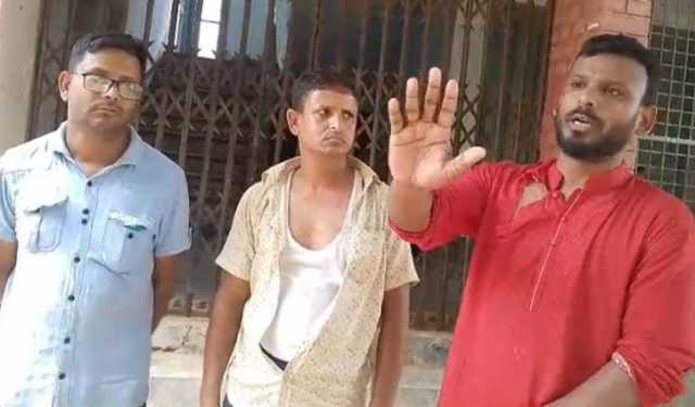 ইউএনওর সামনে কর্মচারীদের মারধর করলেন স্বেচ্ছাসেবক দলের নেতা