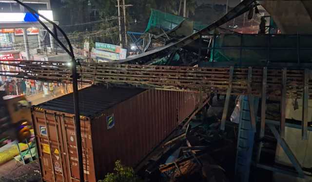 কাভার্ডভ্যানের ধাক্কায় ভেঙে পড়ল এলিভেটেড এক্সপ্রেসওয়ের পিয়ারক্যাপ সাটার